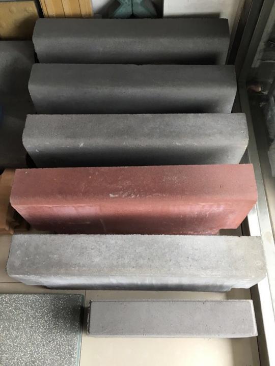 新疆仿石路缘石与石材路缘石的区别